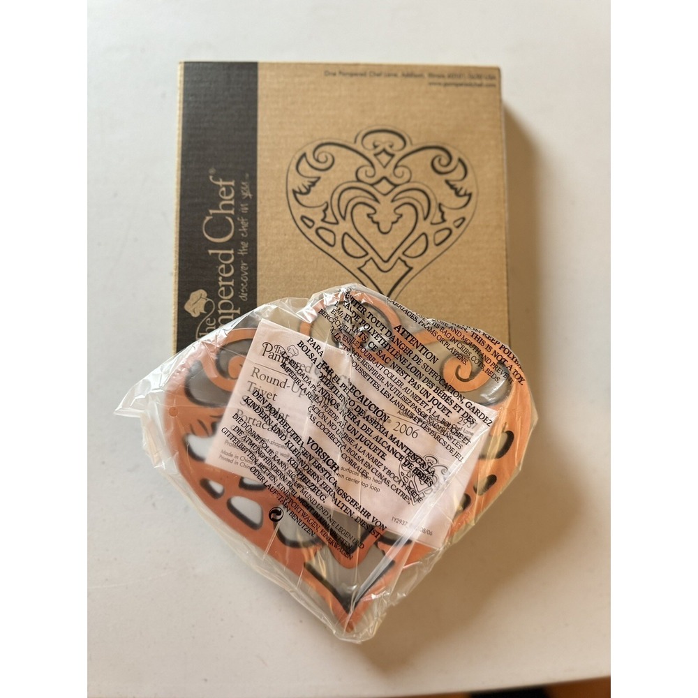 NEW Pampered Chef Round-Up from the Heart 2006 Trivet 2937 Cast Iron Collectible - Picture 2 of 6